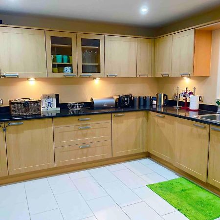Luxurious Executive 4 Bedroom Whole Home | For 10 Hensol Buitenkant foto