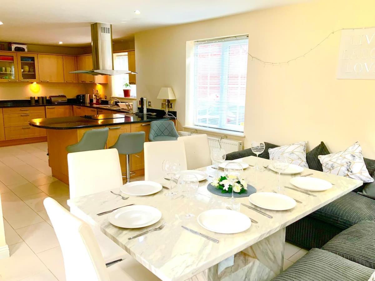 Luxurious Executive 4 Bedroom Whole Home | For 10 Hensol Buitenkant foto