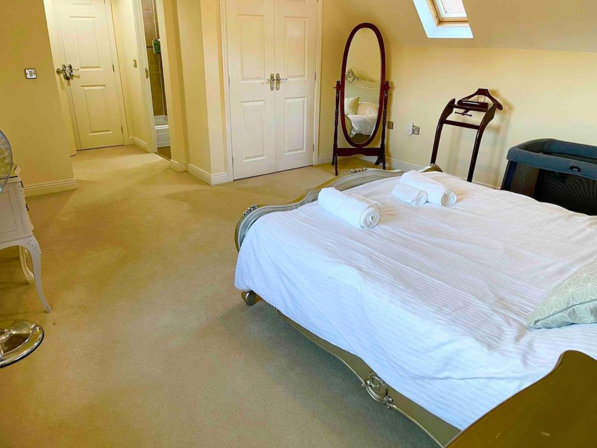 Luxurious Executive 4 Bedroom Whole Home | For 10 Hensol Buitenkant foto