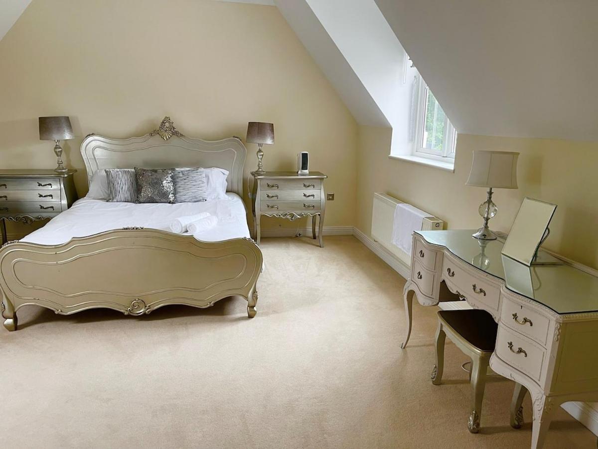 Luxurious Executive 4 Bedroom Whole Home | For 10 Hensol Buitenkant foto