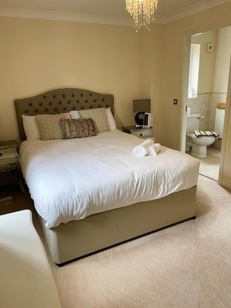 Luxurious Executive 4 Bedroom Whole Home | For 10 Hensol Buitenkant foto